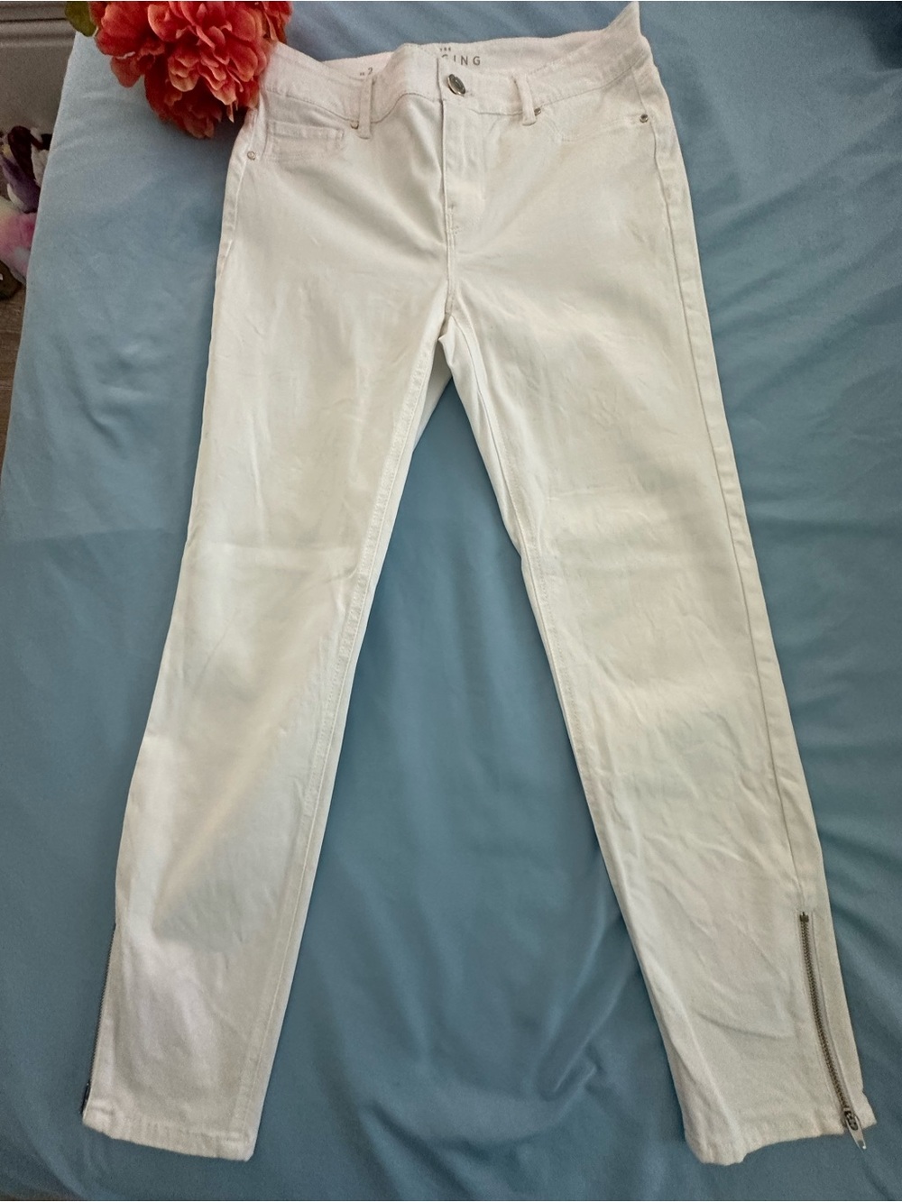 WHBM “The Jegging Crop” Stylish White Pants with Zipper Detail